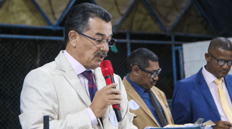 O pastor Claudio Lemos dirigiu o culto na segunda noite do Aviva 2023.