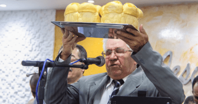 Pastor Benedito ora na Santa Ceia do templo sede.