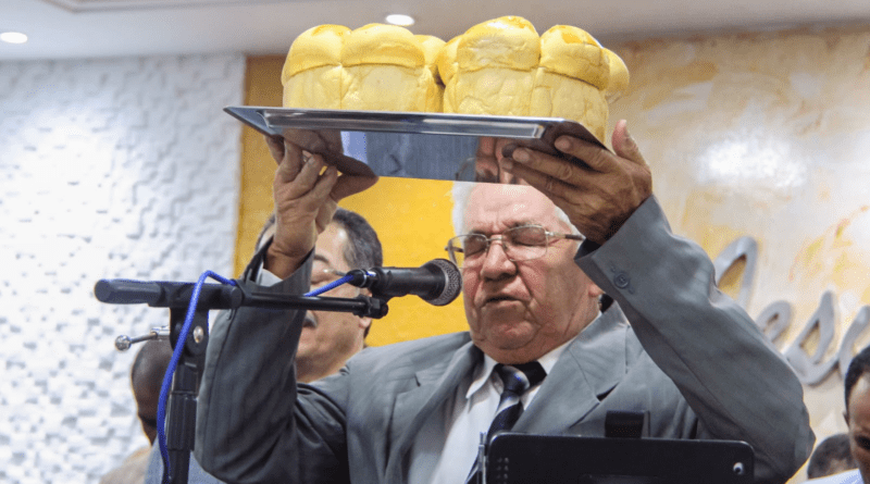 Pastor Benedito ora na Santa Ceia do templo sede.