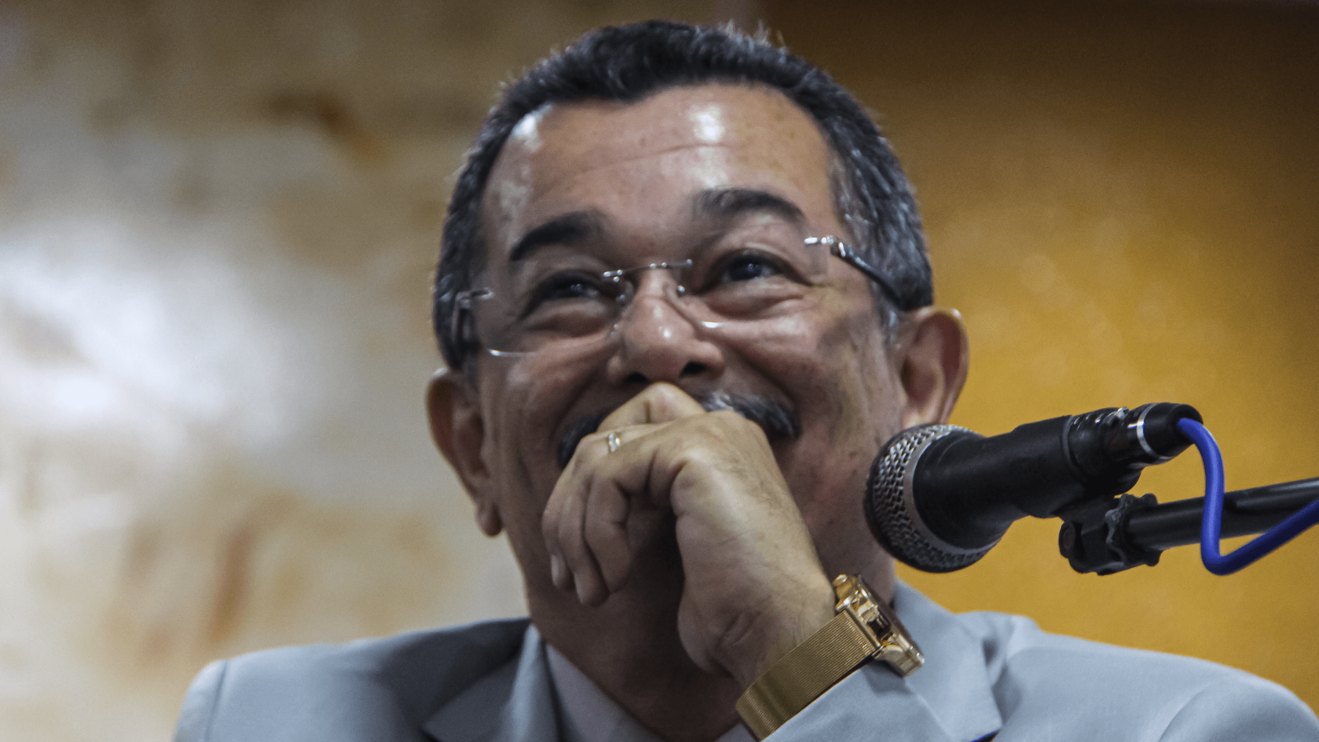 Pastor Cláudio Lemos assiste vídeo de amigos e irmãos.