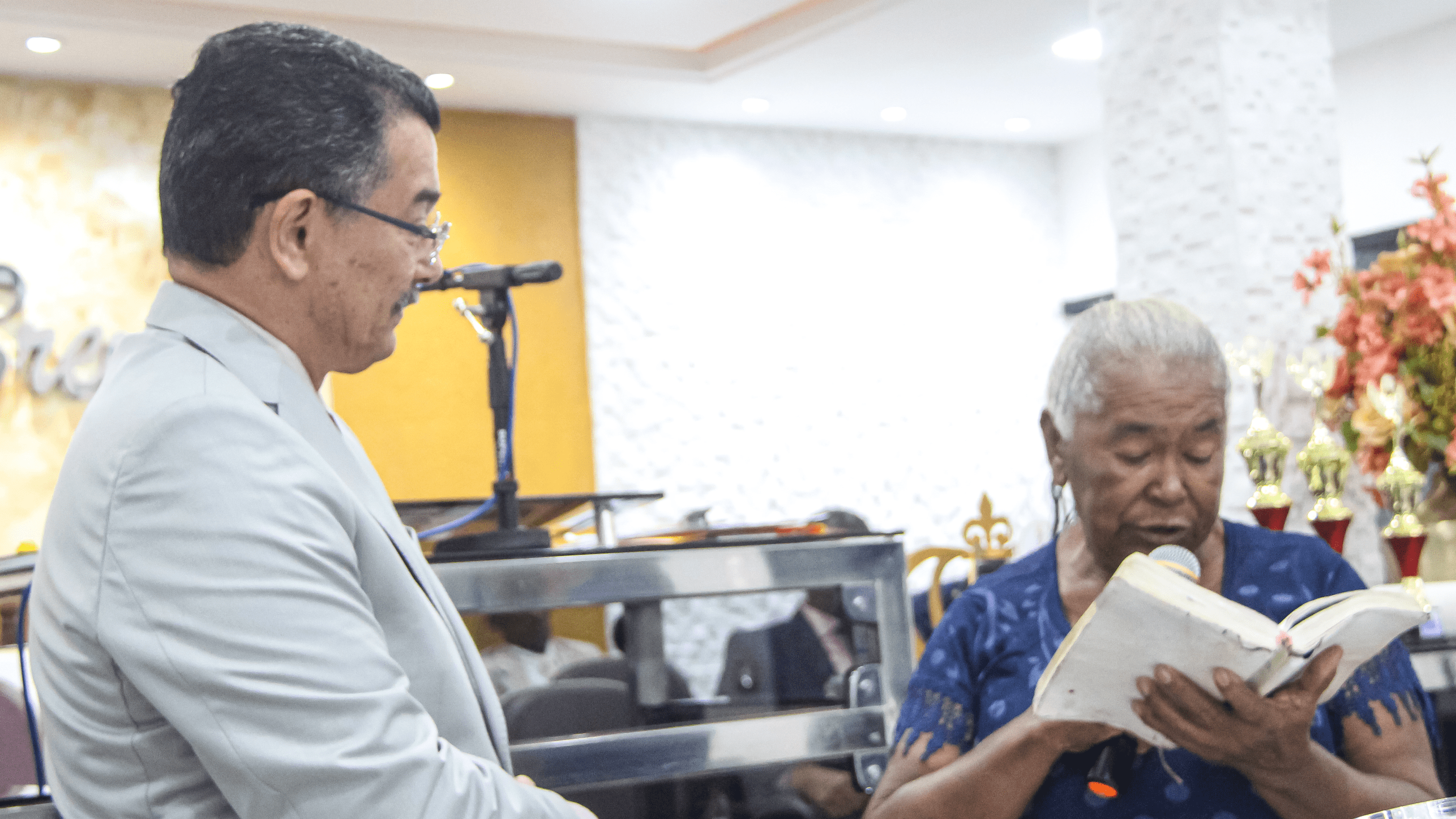 Pastor Cláudio Lemos e a dirigente do Círculo de Oração Maria das Virgens.