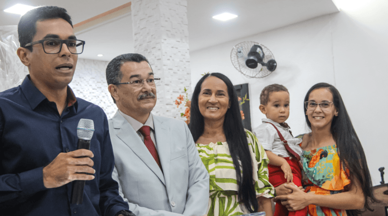Pastor Cláudio Lemos e família.