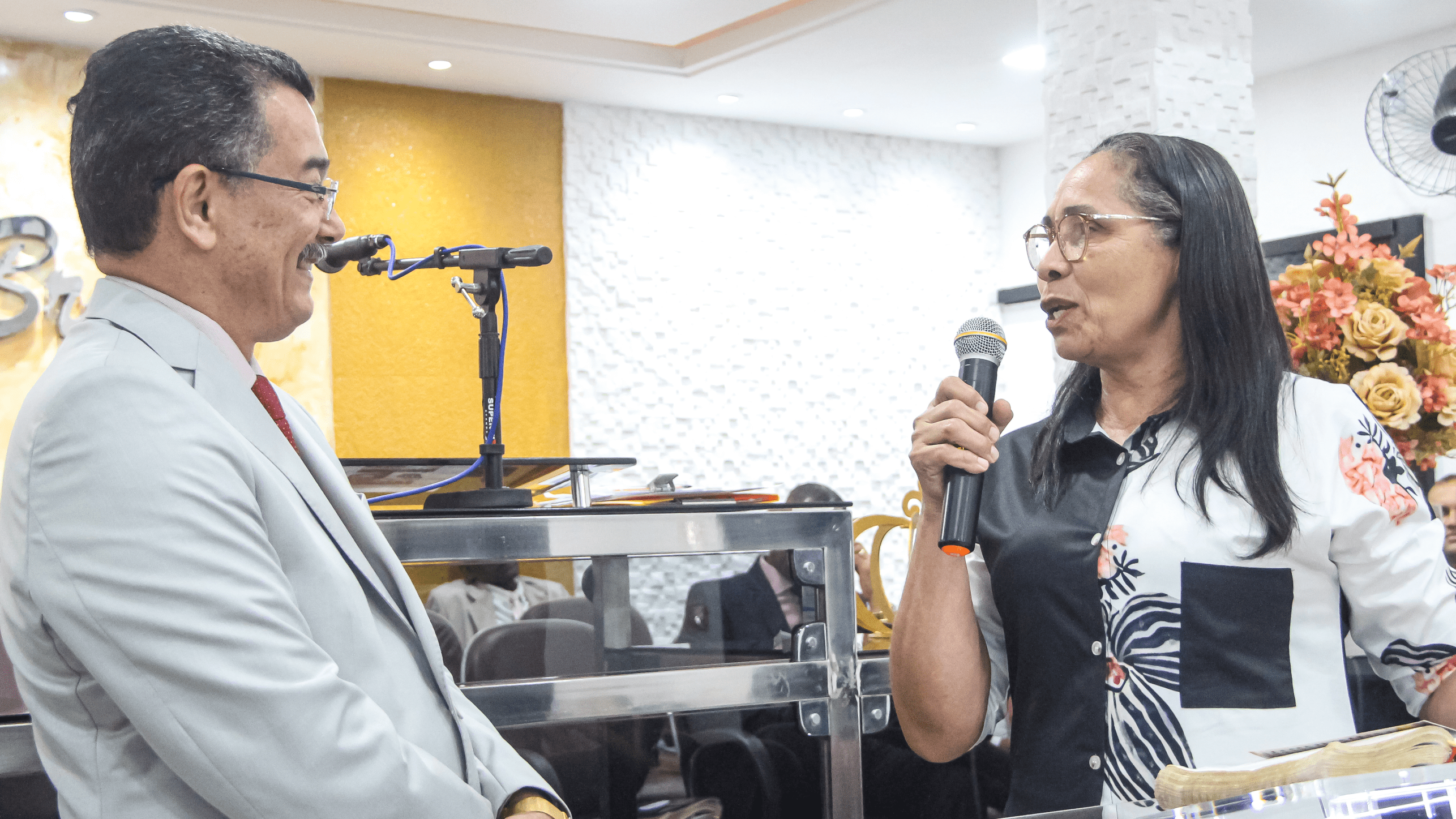 Pastor Cláudio Lemos e irmã Graça, professora da classe Rute, da escola bíblica.