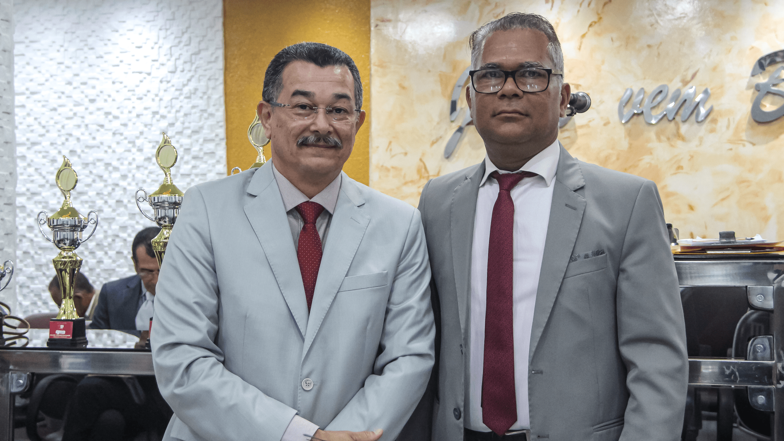 Pastor Cláudio Lemos e o auxiliar Arnaldo, dirigente do departamento de senhores Chama Viva.