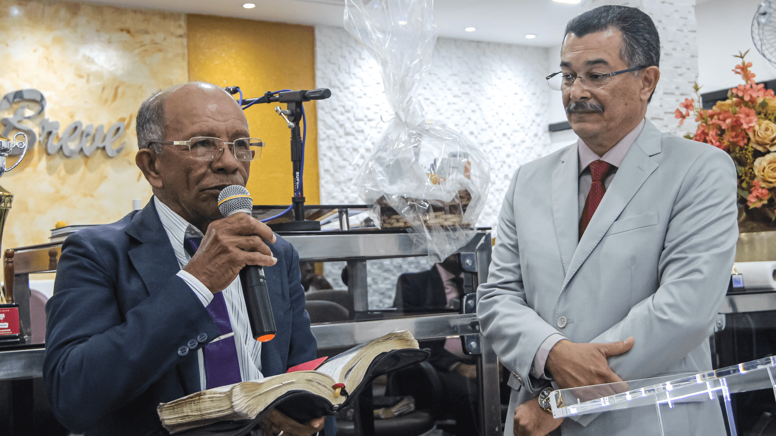 Pastor Cláudio Lemos e o presbítero Cícero de Lima, representante dos obreiros da igreja.