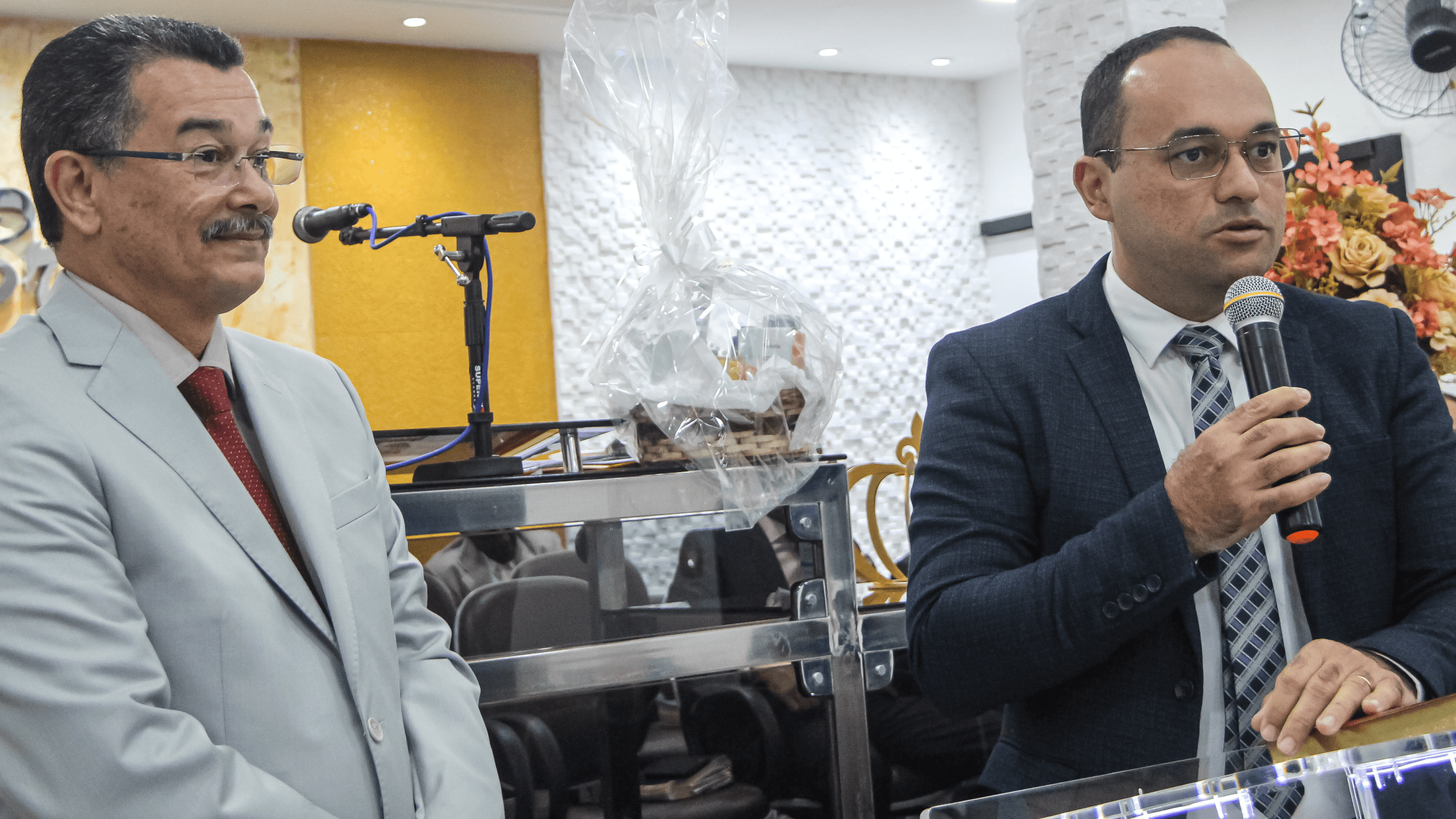 Pastor Cláudio Lemos e o superintendente da escola bíblica auxiliar Jackson.