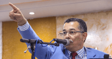 Pastor Cláudio Lemos ministra na Santa Ceia do mês de março.