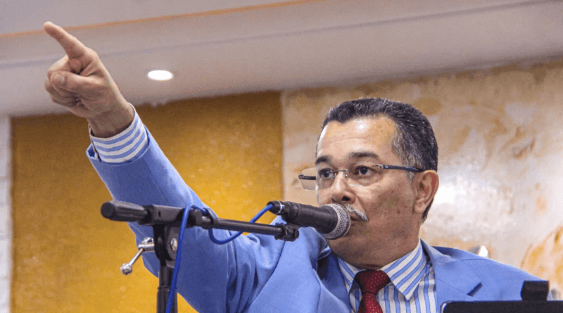 Pastor Cláudio Lemos ministra na Santa Ceia do mês de março.