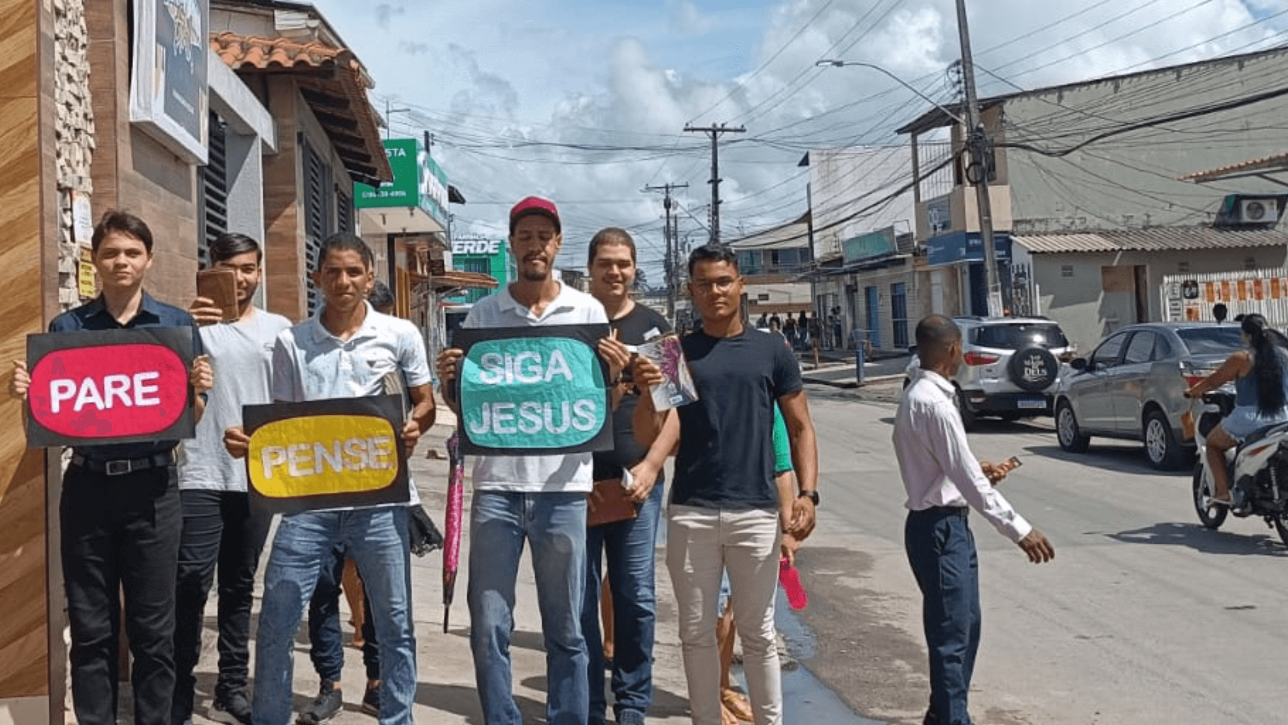 Grupo 1 se concentrou na praça Nossa Senhora das Graças. Grupo 1 se concentrou na praça Nossa Senhora das Graças.
