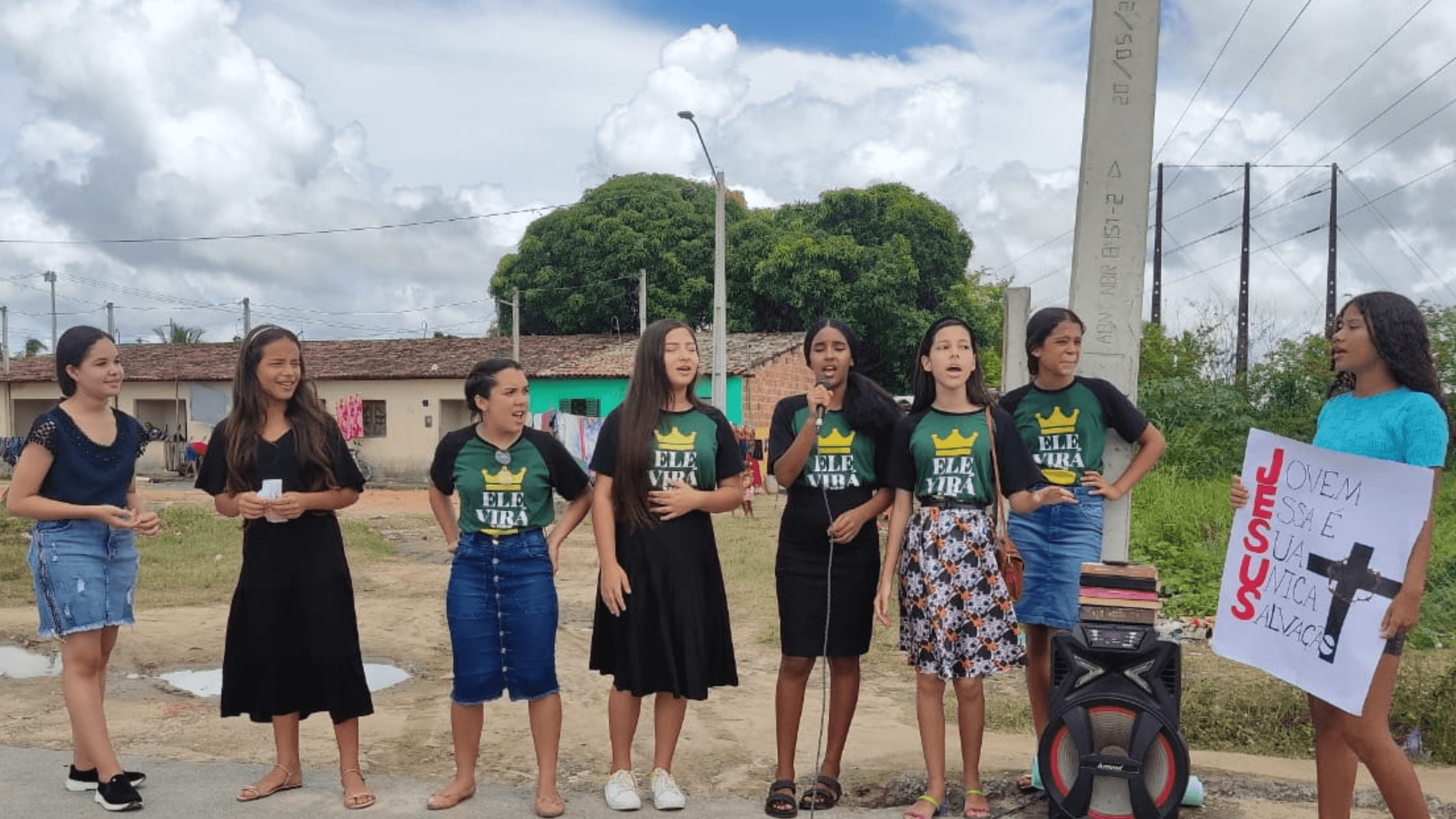 Grupo 2 escolheu a rua que liga Santa Luzia e Casas Novas. Grupo 2 escolheu a rua que liga Santa Luzia e Casas Novas.