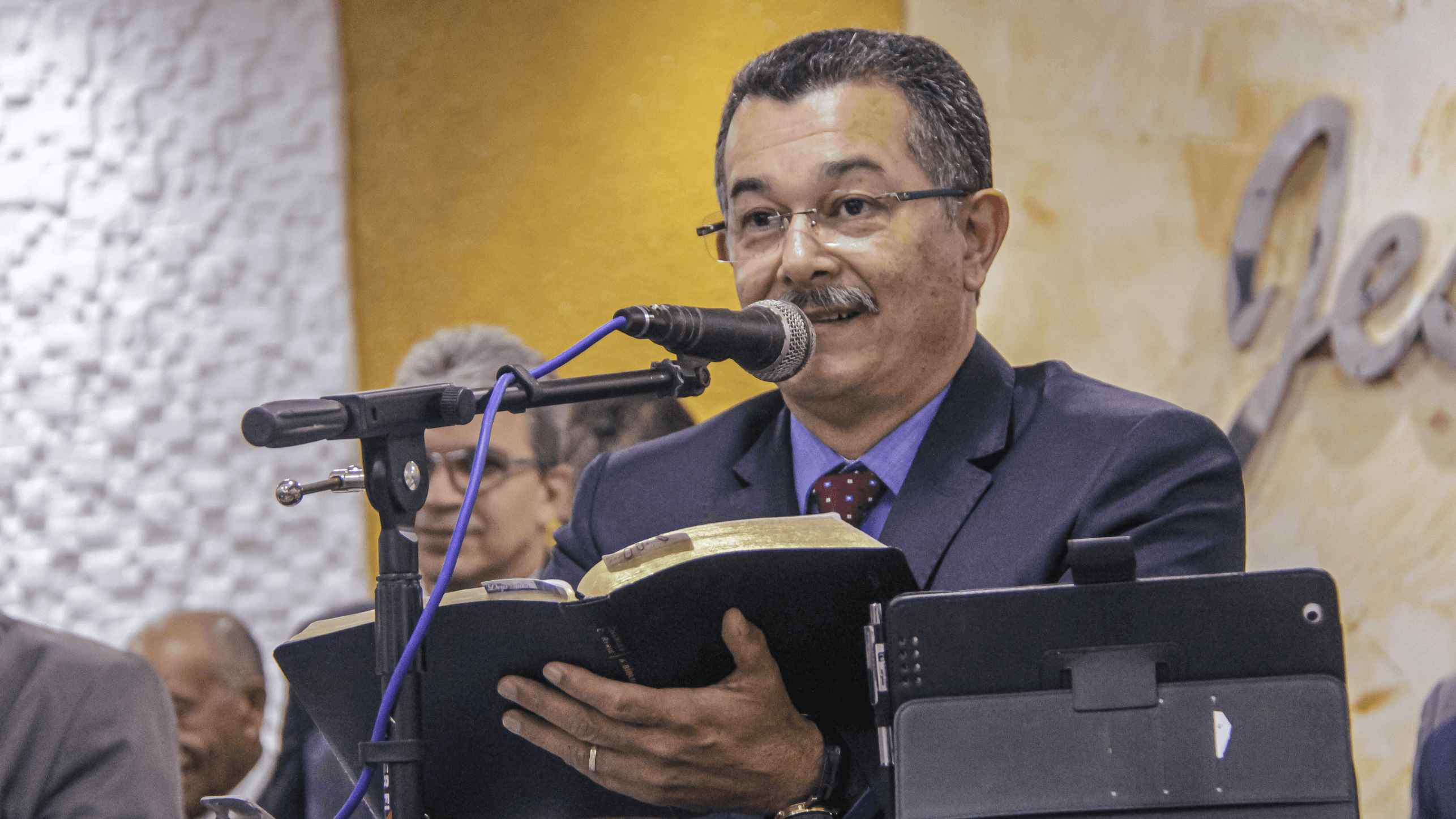 Santa Ceia de abril tem palavra do pastor Cláudio sobre obediência.