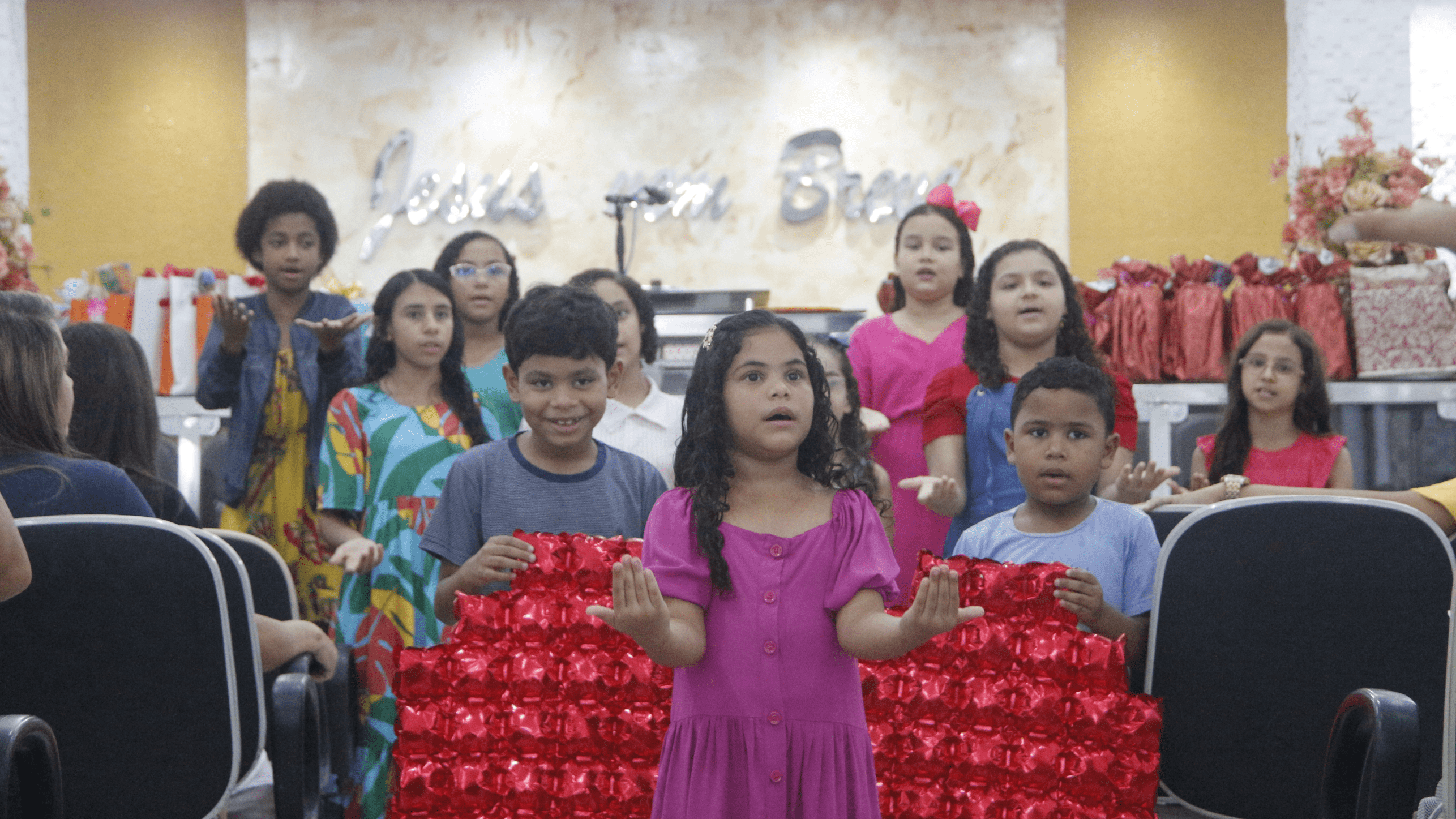 As crianças da igreja apresentaram homenagem às mães.