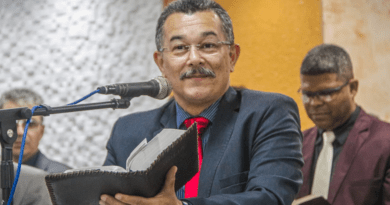 Pastor Cláudio ministra sobre os frutos do Espírito na Santa Ceia de maio.