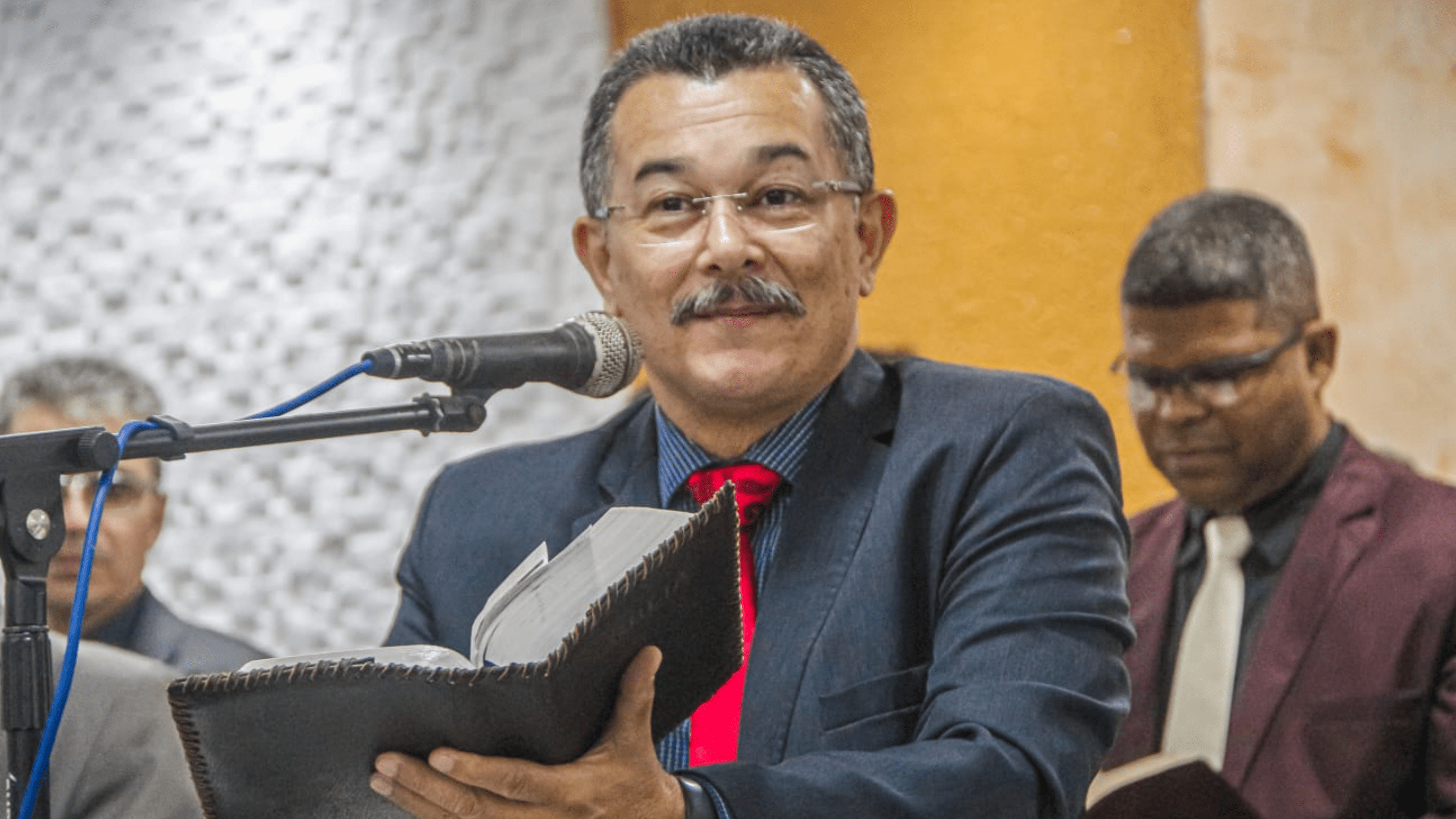 Pastor Cláudio ministra sobre os frutos do Espírito na Santa Ceia de maio.