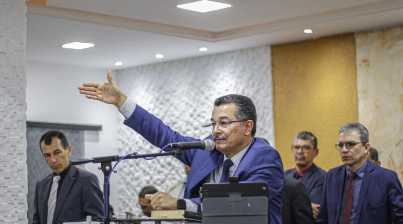 Culto de doutrina: “O amor só é amor quando é doado”, afirma o pastor Cláudio.