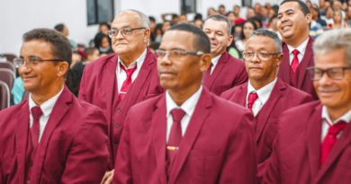 Departamento de senhores Chama Viva oferece culto de gratidão a Deus.