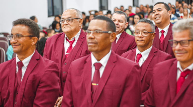 Departamento de senhores Chama Viva oferece culto de gratidão a Deus.