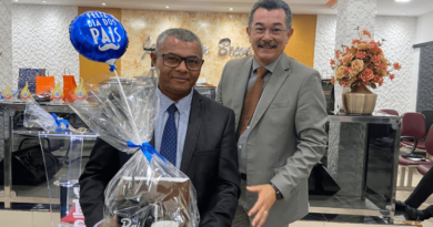 Pastor Cláudio Lemos presta homenagem aos pais na reunião ministerial de agosto.