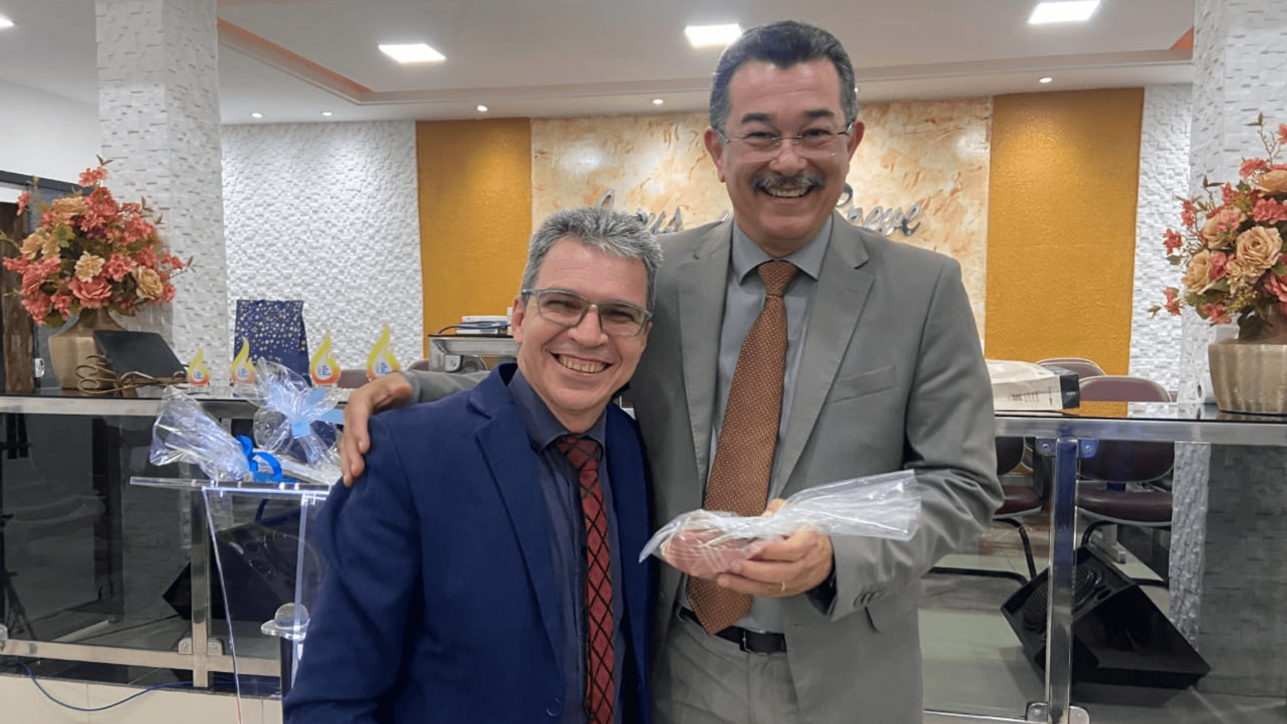 Pastor Cláudio Lemos presta homenagem aos pais na reunião ministerial de agosto. Pastor Cláudio Lemos presta homenagem aos pais na reunião ministerial de agosto.