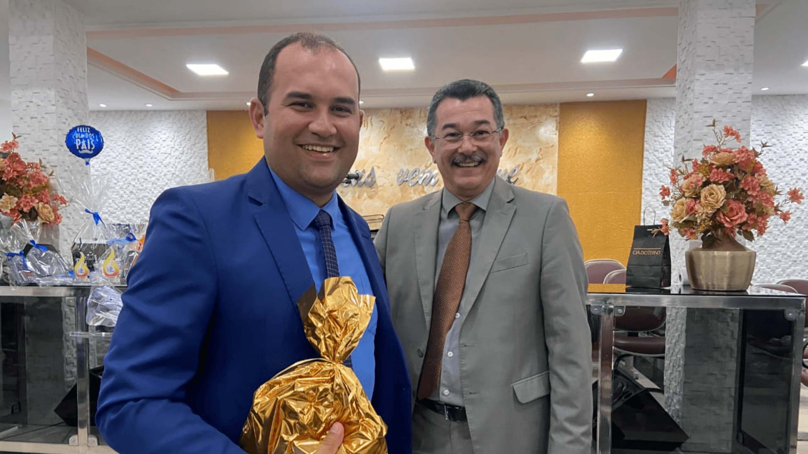 Pastor Cláudio Lemos presta homenagem aos pais na reunião ministerial de agosto. Pastor Cláudio Lemos presta homenagem aos pais na reunião ministerial de agosto.
