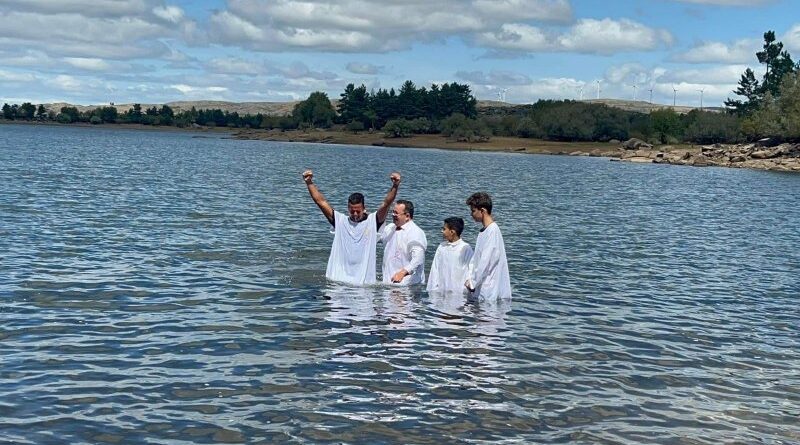Batismo de três novos membros da Assembleia de Deus em Portugal.