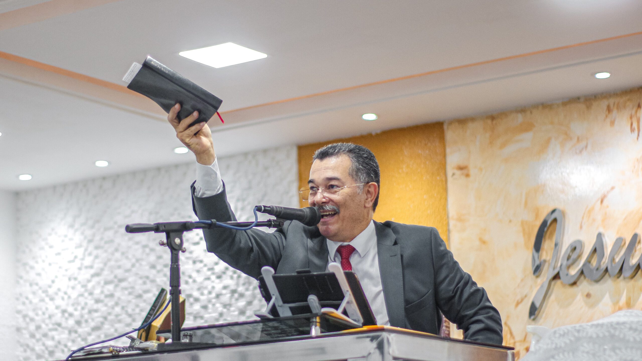 Santa Ceia: pastor Cláudio ministra sobre como ser amigo de Deus em Cristo Jesus – Imagem: Anderson Siqueira/Mídia AD Chã do Pilar