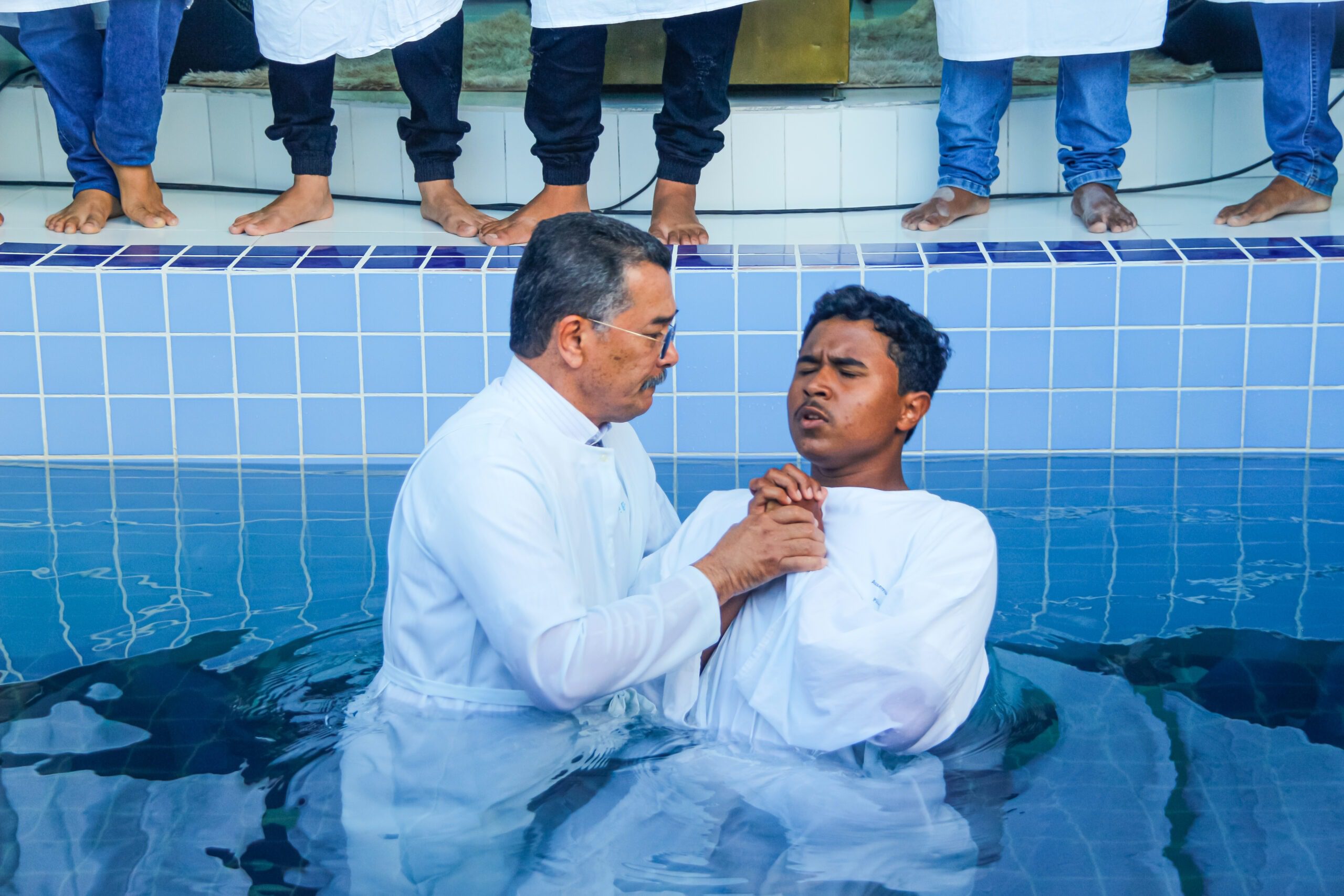 Com batismo de 44 pessoas, o novo tanque batismal da AD Chã do Pilar é inaugurado – Imagem: Anderson Siqueira; Iasmin Oliveira/ADCOM