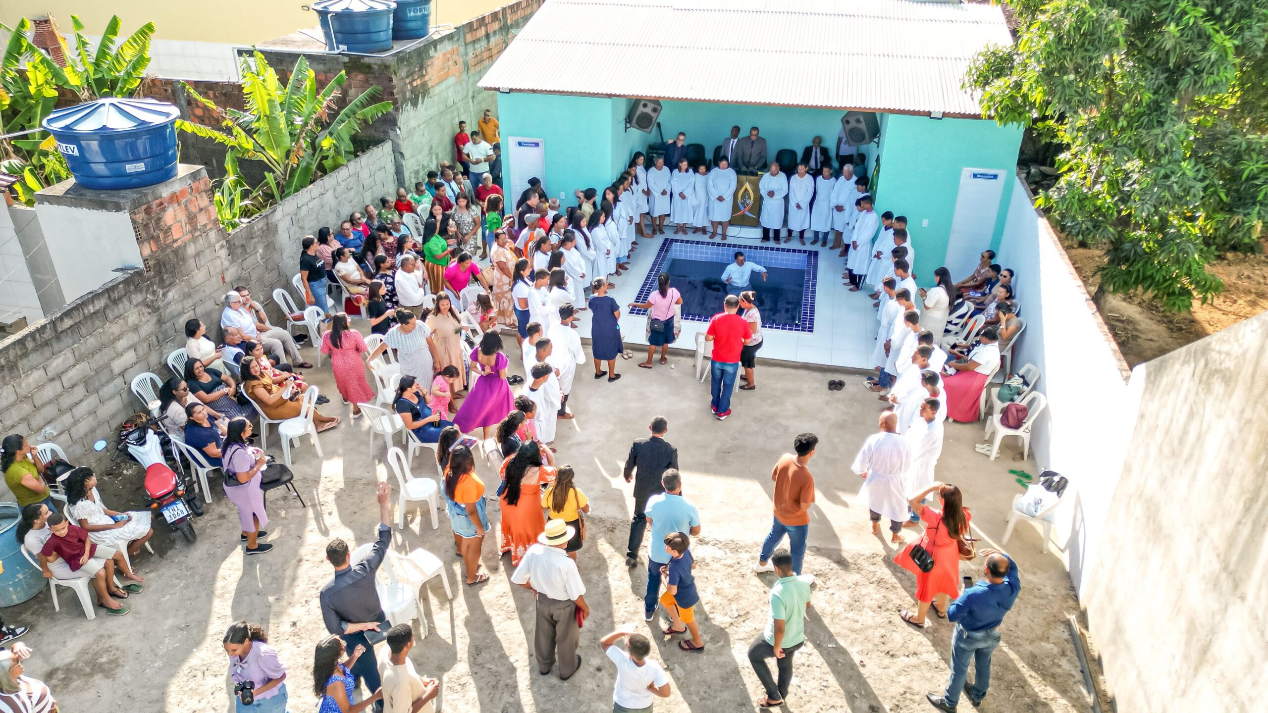 Com batismo de 44 pessoas, o novo tanque batismal da AD Chã do Pilar é inaugurado – Imagem: Anderson Siqueira; Iasmin Oliveira/ADCOM