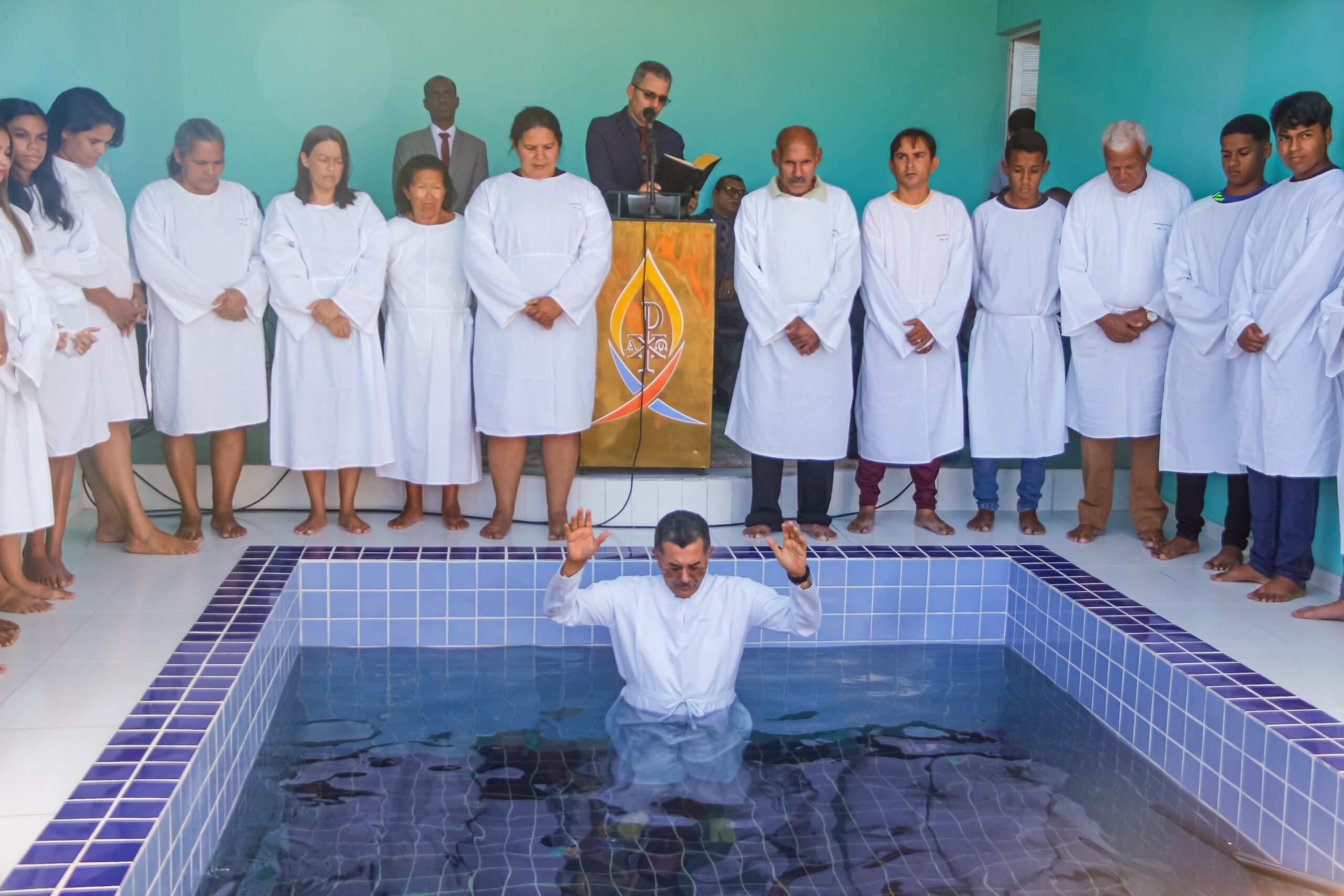 Com batismo de 44 pessoas, o novo tanque batismal da AD Chã do Pilar é inaugurado – Imagem: Anderson Siqueira; Iasmin Oliveira/ADCOM