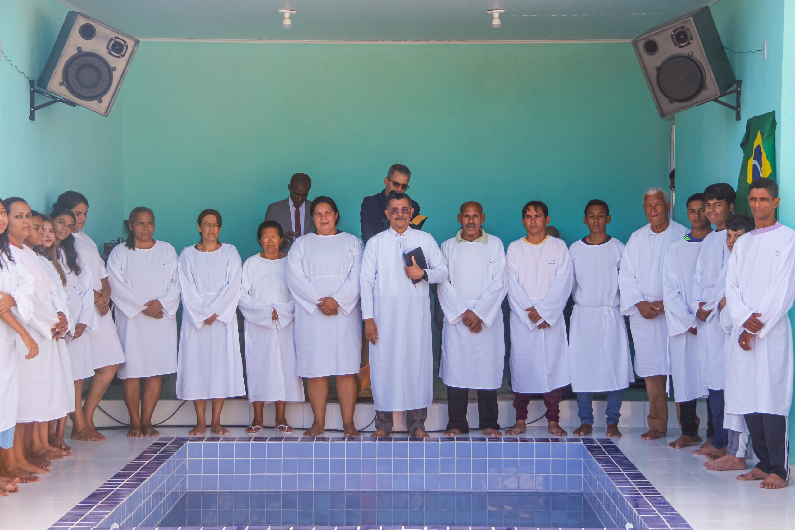 Com batismo de 44 pessoas, o novo tanque batismal da AD Chã do Pilar é inaugurado – Imagem: Anderson Siqueira; Iasmin Oliveira/ADCOM