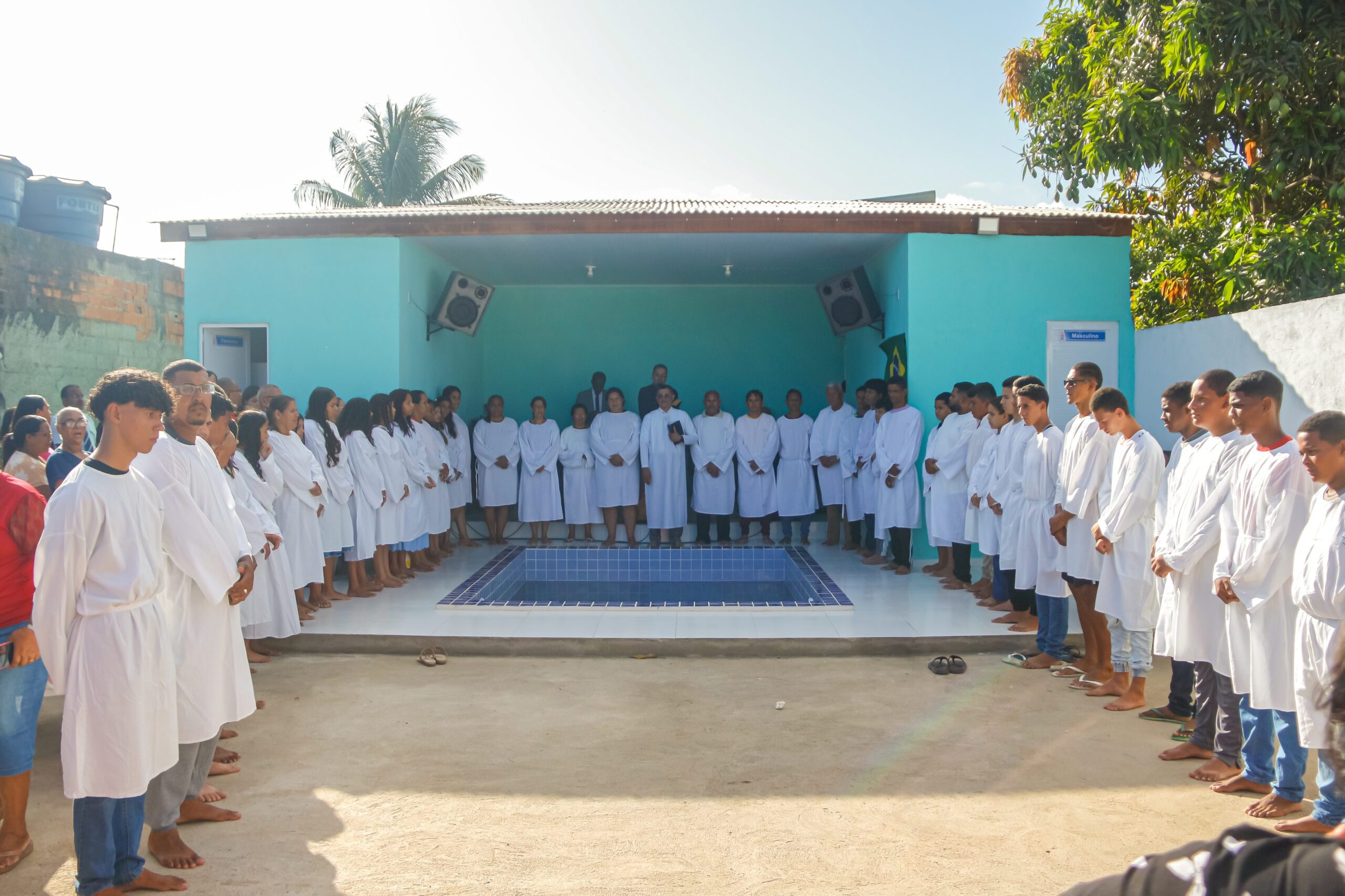 Com batismo de 44 pessoas, o novo tanque batismal da AD Chã do Pilar é inaugurado – Imagem: Anderson Siqueira; Iasmin Oliveira/ADCOM