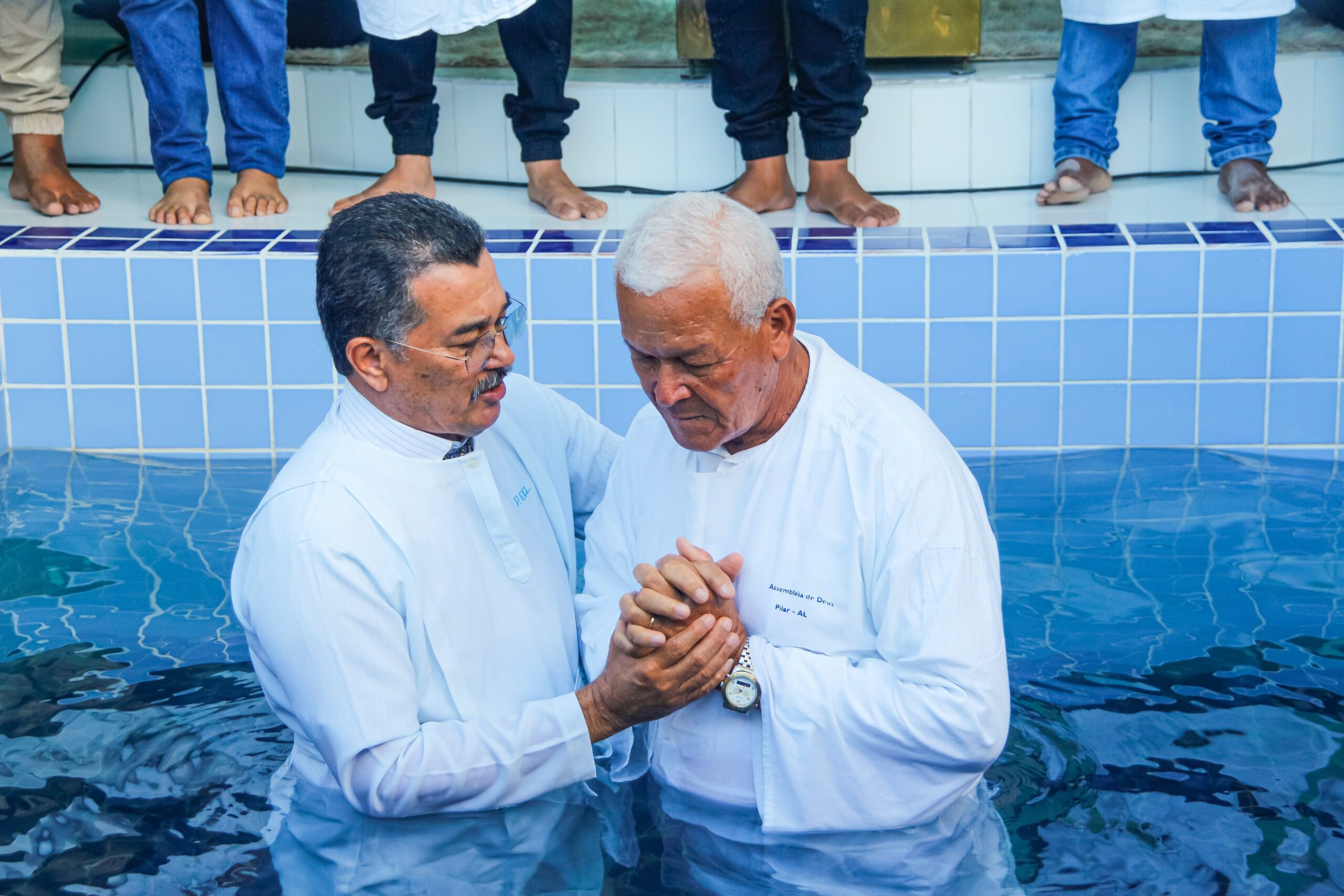 Com batismo de 44 pessoas, o novo tanque batismal da AD Chã do Pilar é inaugurado – Imagem: Anderson Siqueira; Iasmin Oliveira/ADCOM
