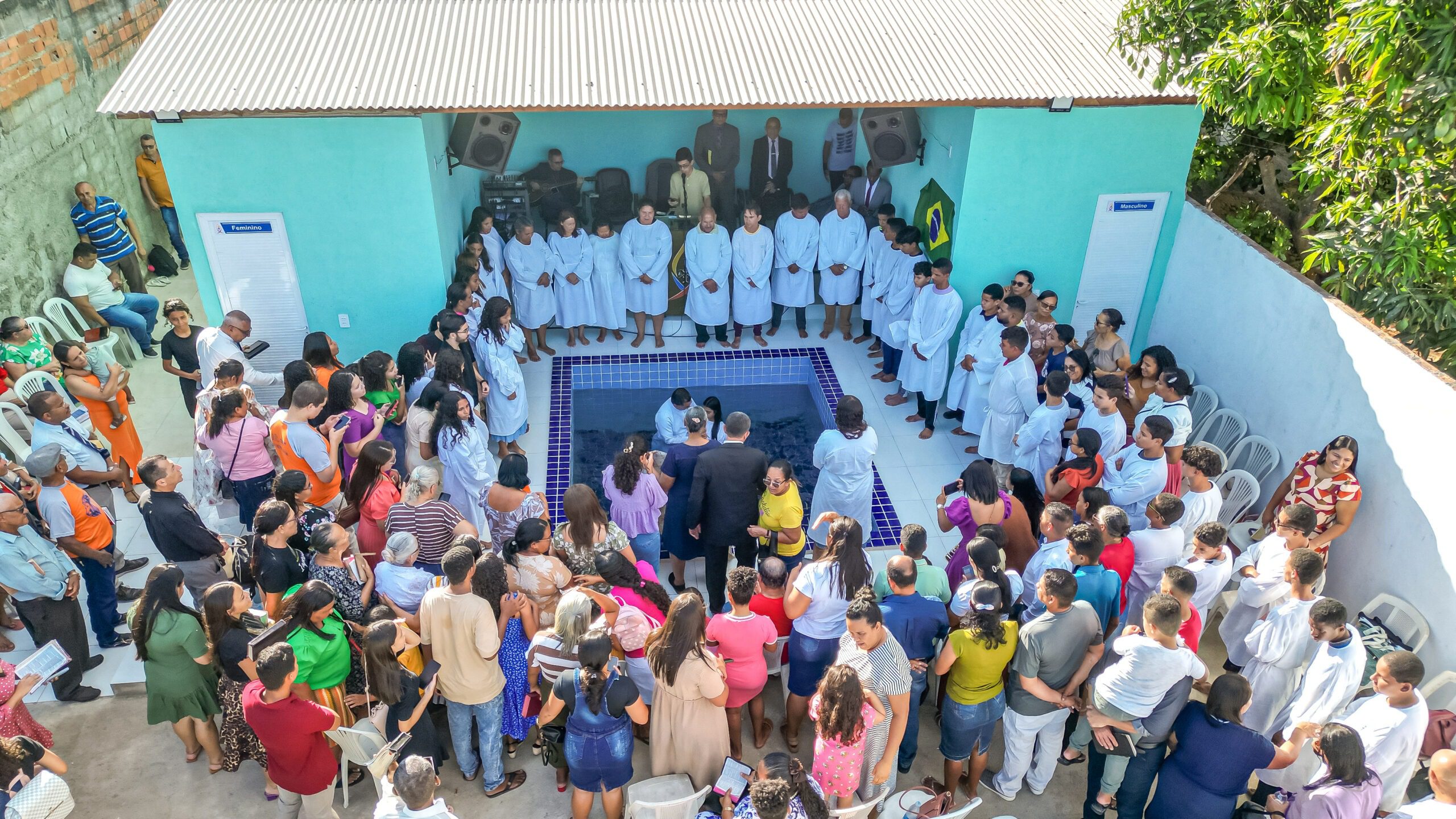Com batismo de 44 pessoas, o novo tanque batismal da AD Chã do Pilar é inaugurado – Imagem: Anderson Siqueira; Iasmin Oliveira/ADCOM