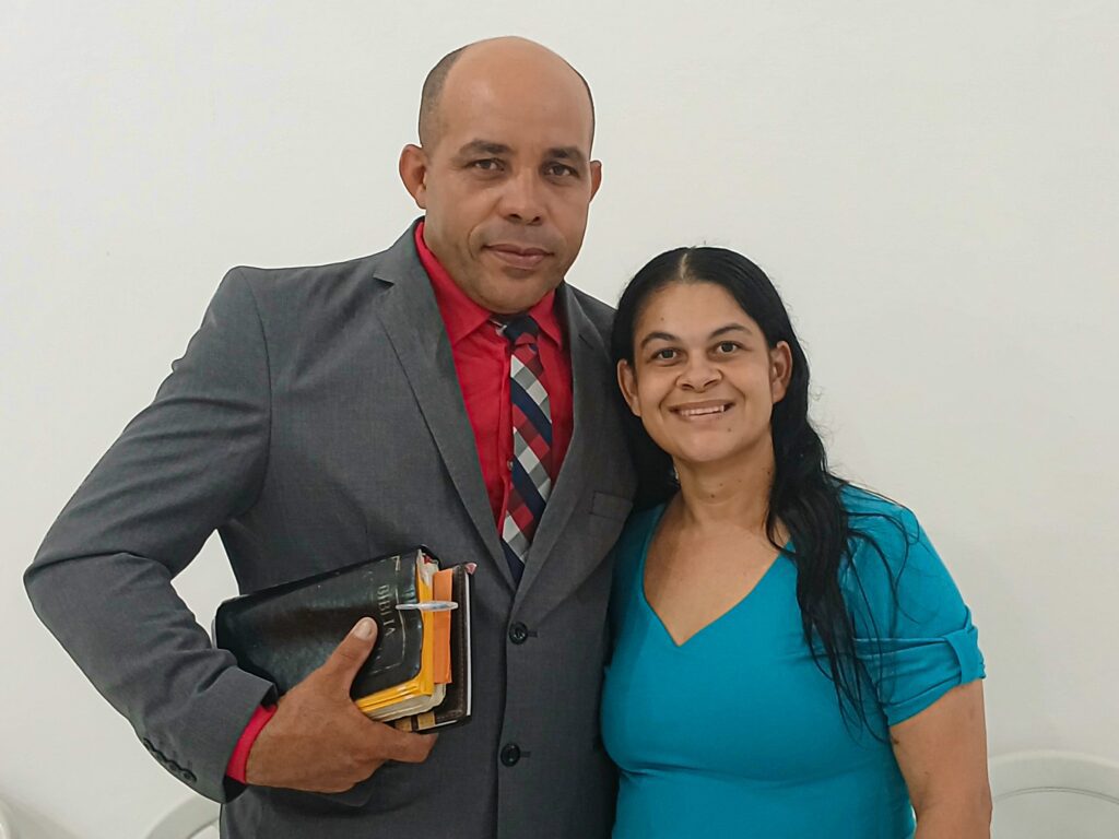 Presbítero Doviliéis Fernandes e esposa – Imagem: ADCOM / Mídia AD Chã do Pilar