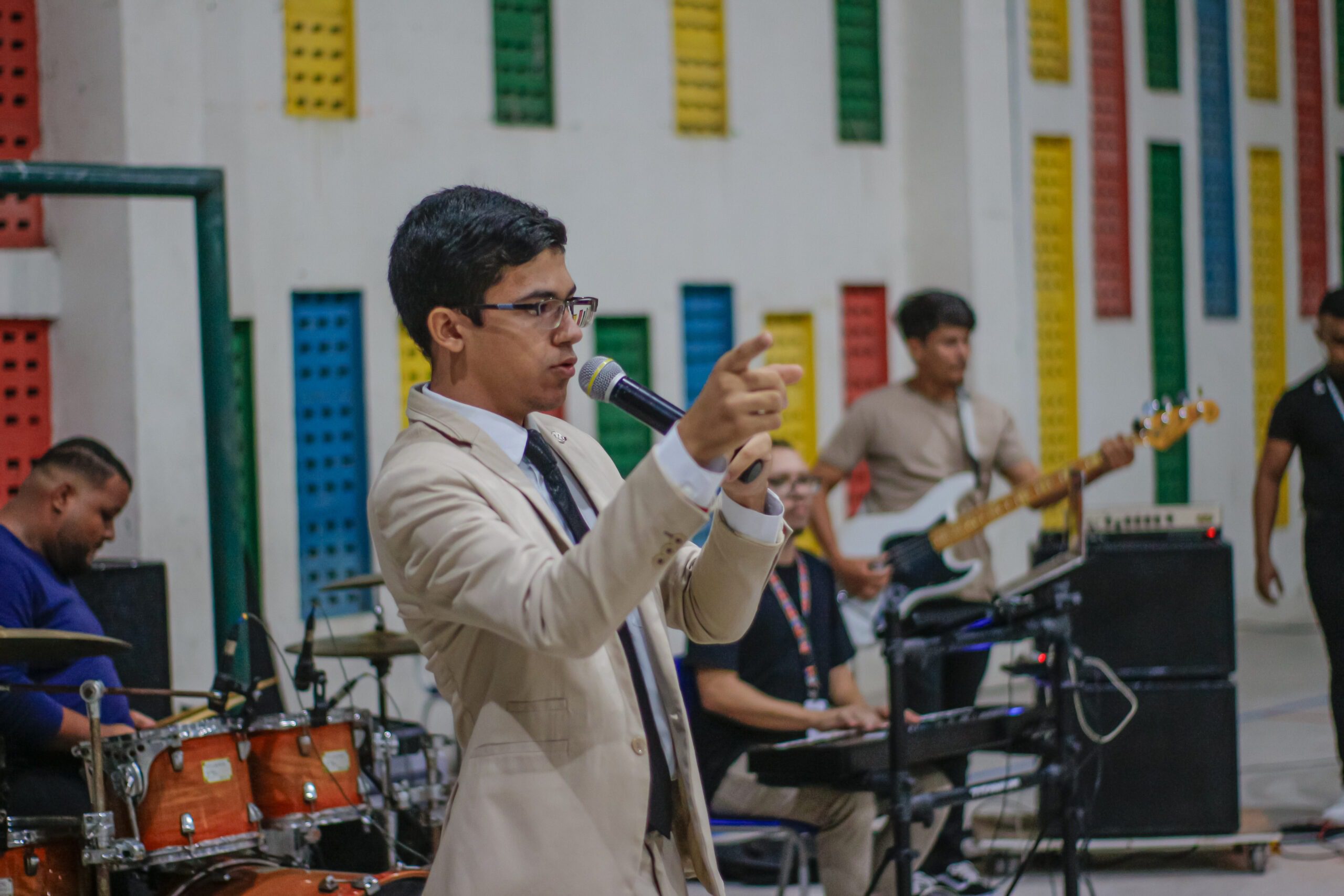 O encontro teve louvores, pregação da Palavra e momentos de oração.