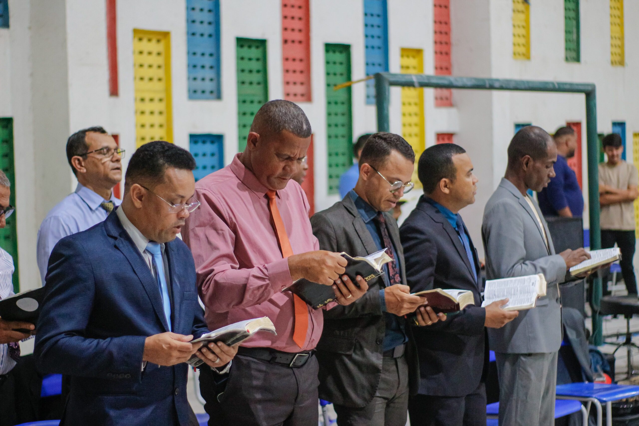 O encontro teve louvores, pregação da Palavra e momentos de oração.