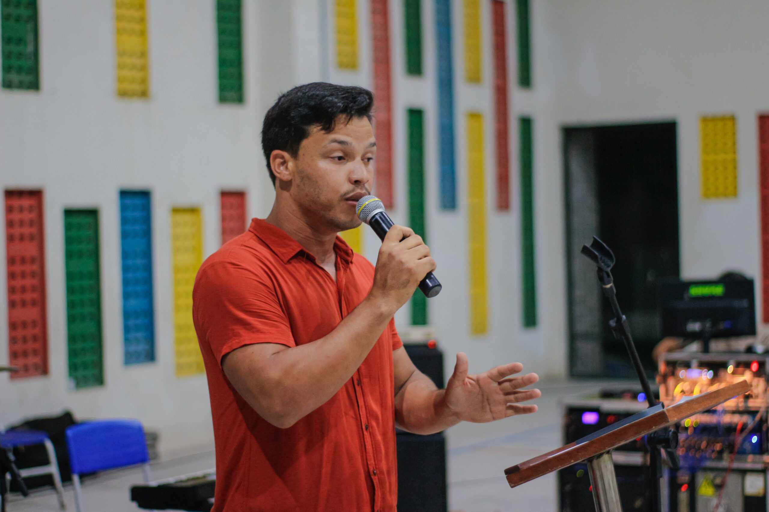 O encontro teve louvores, pregação da Palavra e momentos de oração.