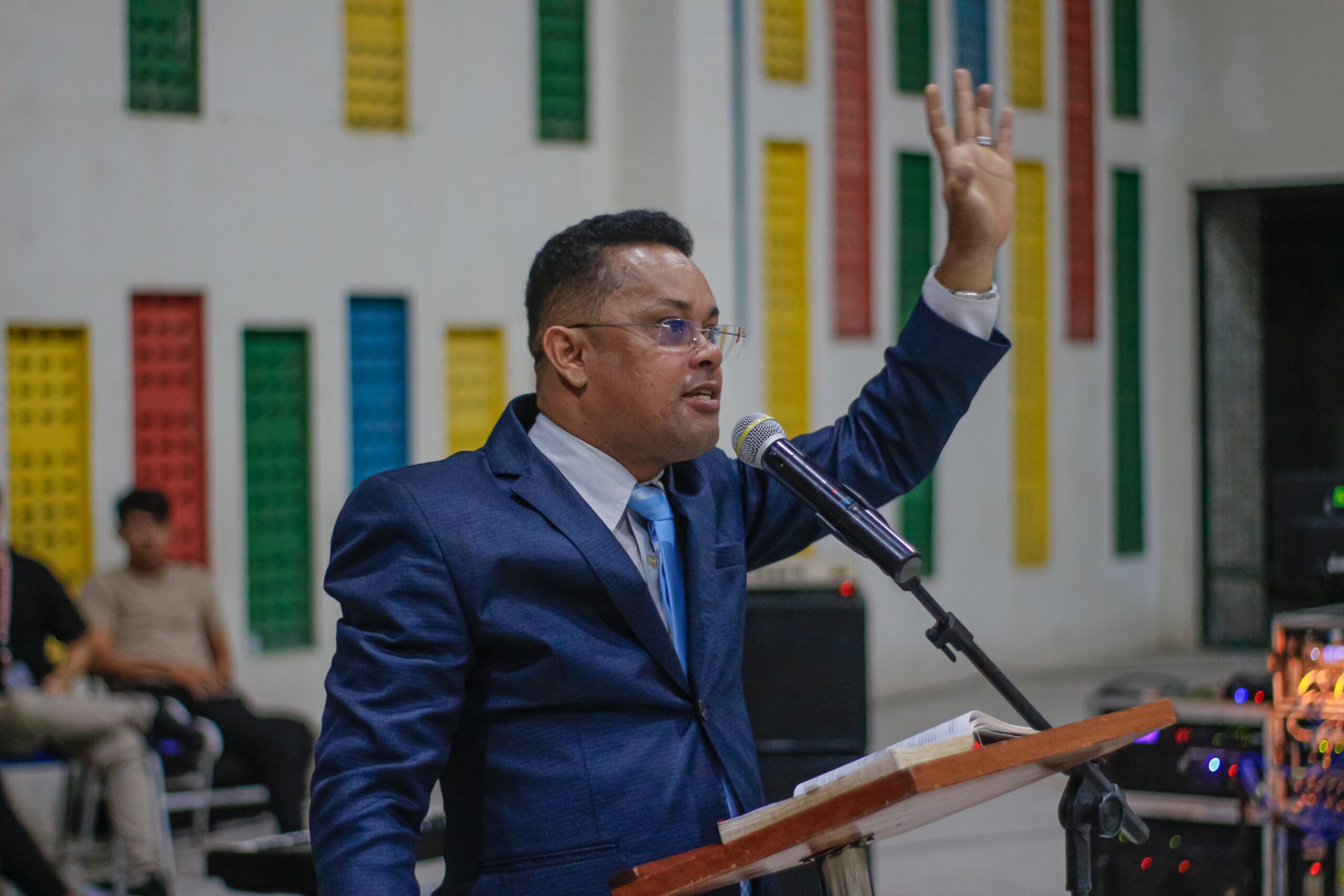 O encontro teve louvores, pregação da Palavra e momentos de oração.