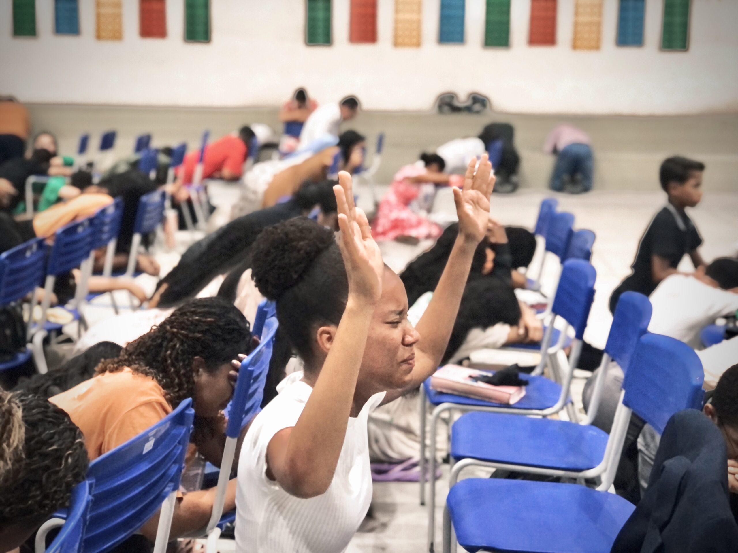 O encontro teve louvores, pregação da Palavra e momentos de oração.