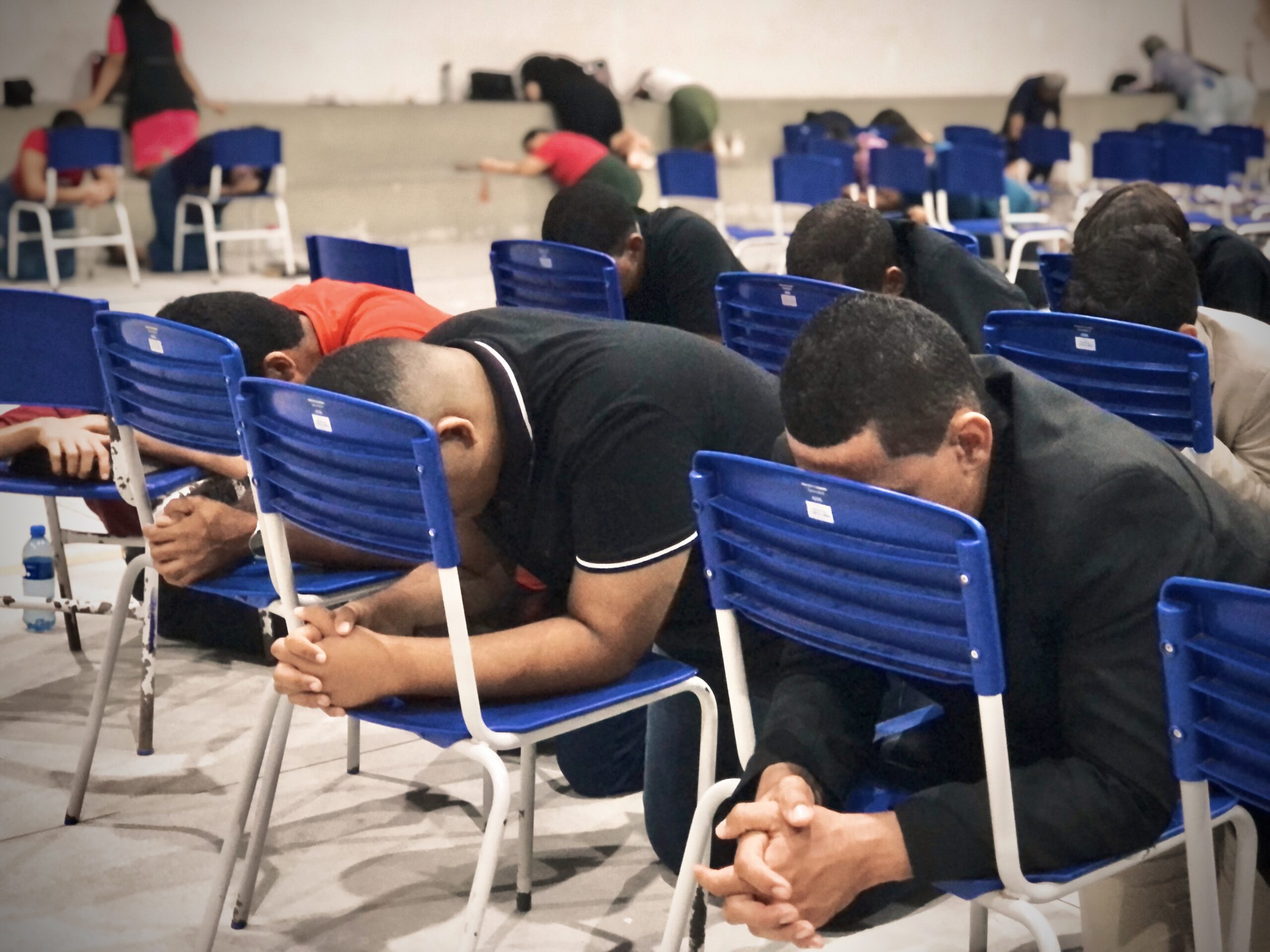 O encontro teve louvores, pregação da Palavra e momentos de oração.