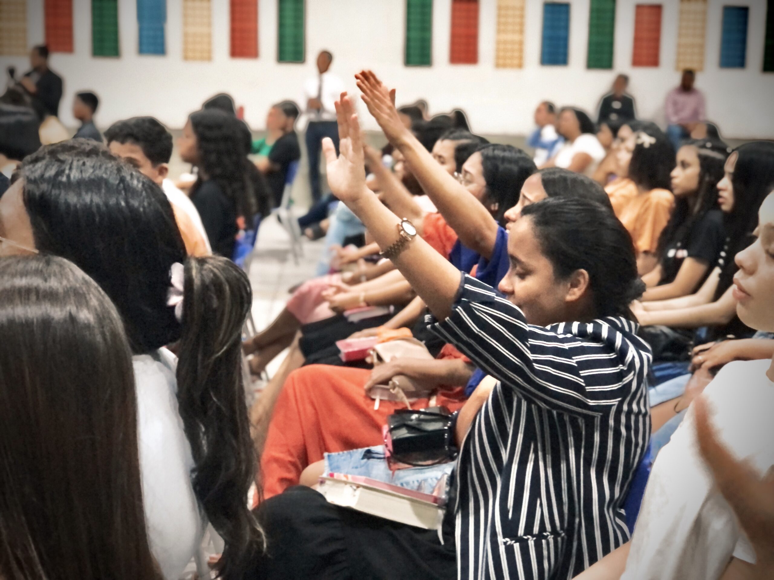 O encontro teve louvores, pregação da Palavra e momentos de oração.