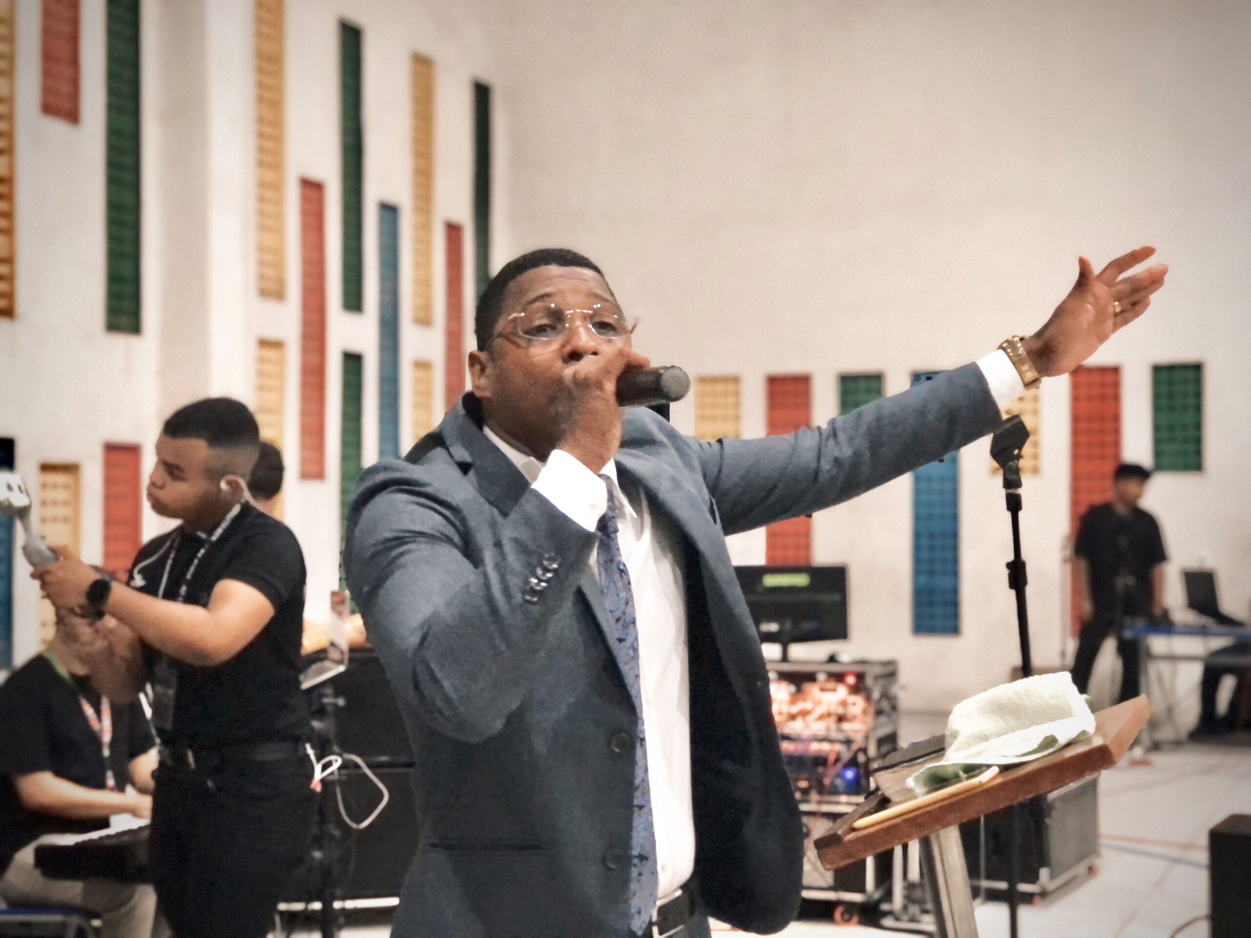 O encontro teve louvores, pregação da Palavra e momentos de oração.