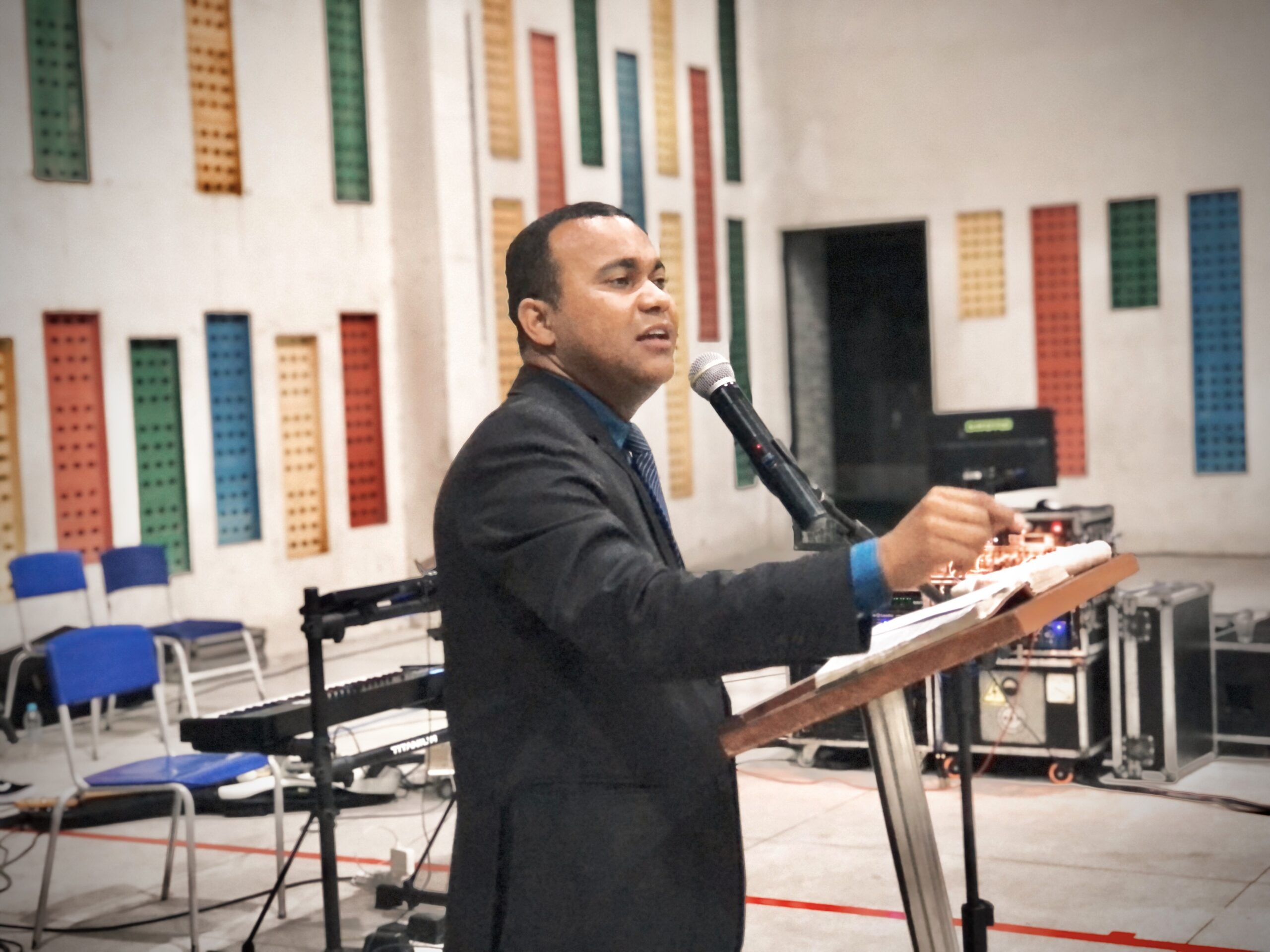 O encontro teve louvores, pregação da Palavra e momentos de oração.