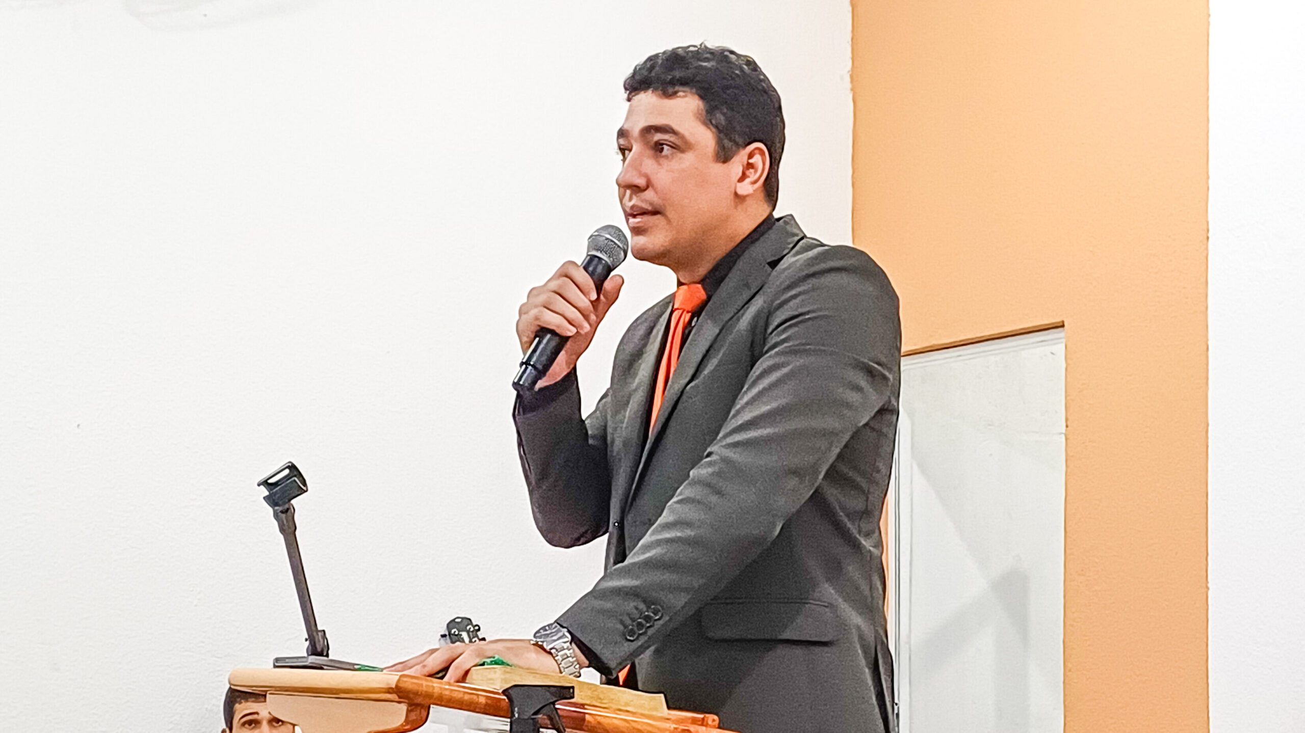 O presbítero Thiago Lino foi o preletor do culto – Imagem: Eduarda dos Santos/ADCOM