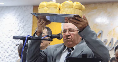 Pastor Benedito ora na Santa Ceia do templo sede.