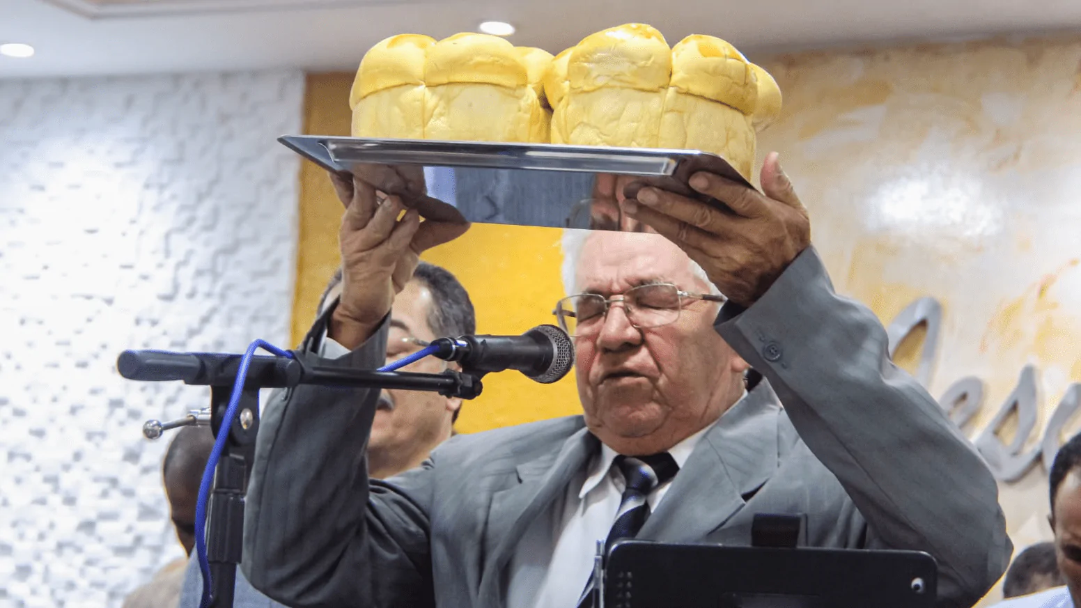 Pastor Benedito ora na Santa Ceia do templo sede.
