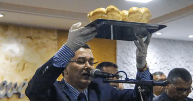 Pastor Cláudio Lemos ora na primeira Santa Ceia de 2023.