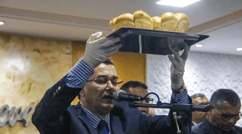 Pastor Cláudio Lemos ora na primeira Santa Ceia de 2023.