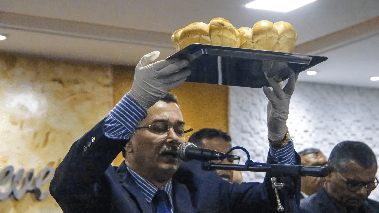 Pastor Cláudio Lemos ora na primeira Santa Ceia de 2023.