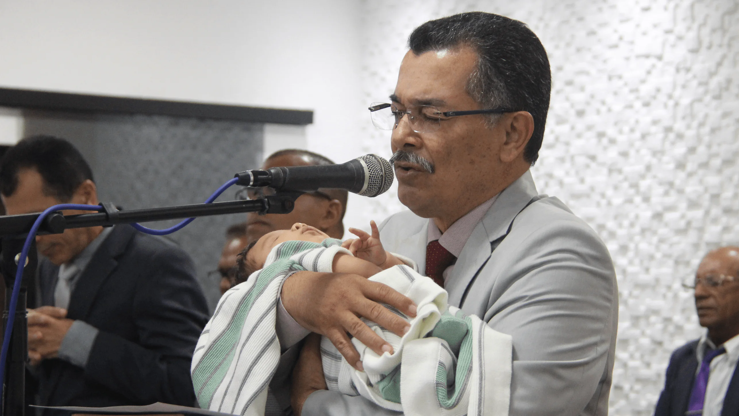 Pastor Cláudio Lemos apresenta criança no final do culto. Pastor Cláudio Lemos apresenta criança no final do culto.